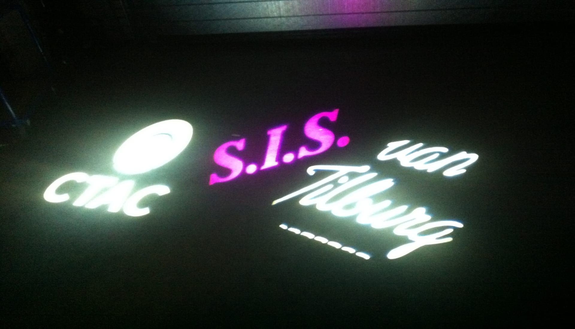 Drie bedrijfslogo's als gobo op een donkere vloer: CTAC, S.I.S. in roze en Van Tilburg