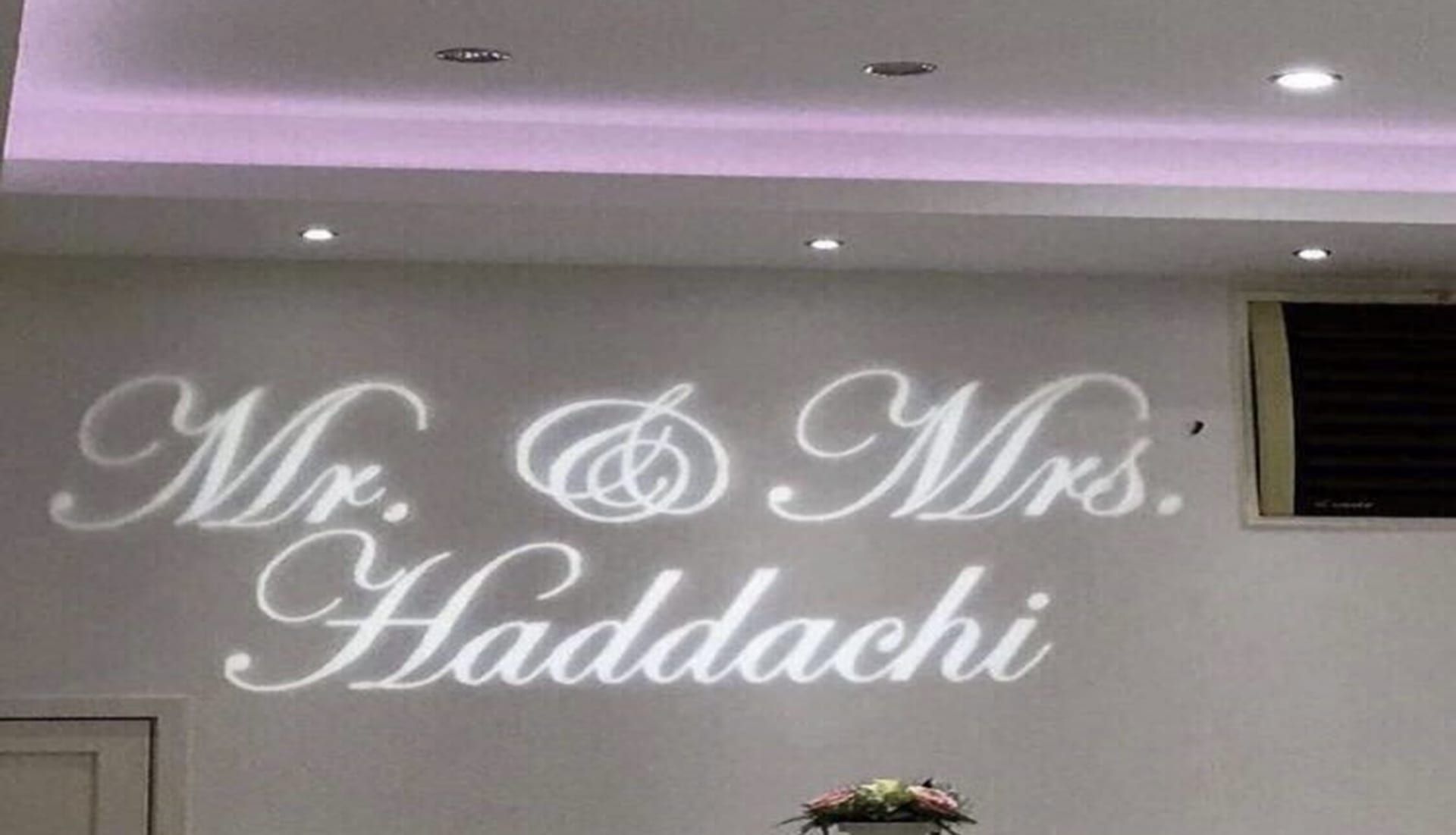 Gobo met Mr. & Mrs. Haddachi in sierletters op de wand van een feestzaal